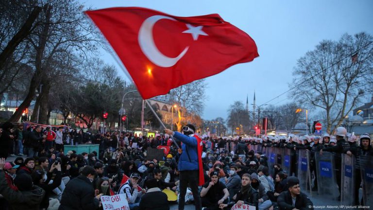 Turkey: Erdogan calls protests a ‘movement of violence’ – DW – 03