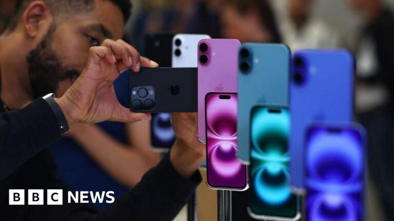Apple braces for $900m blow from Trump tariffs