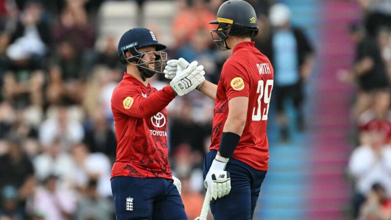 Duckett, Smith lead England to second sweep against West Indies