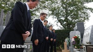 Japan: Police apologise at grave of wrongfully accused businessman