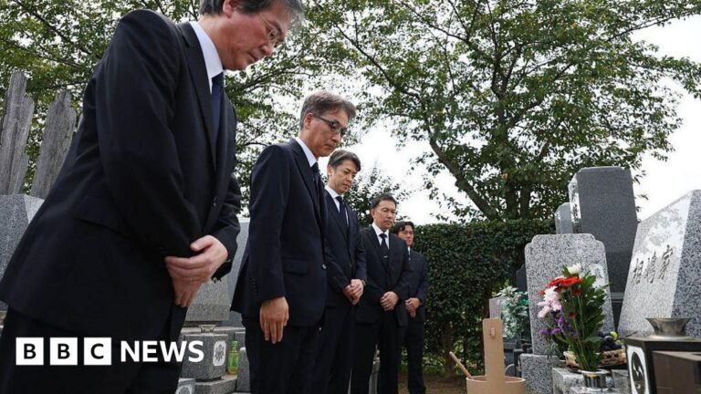 Japan: Police apologise at grave of wrongfully accused businessman